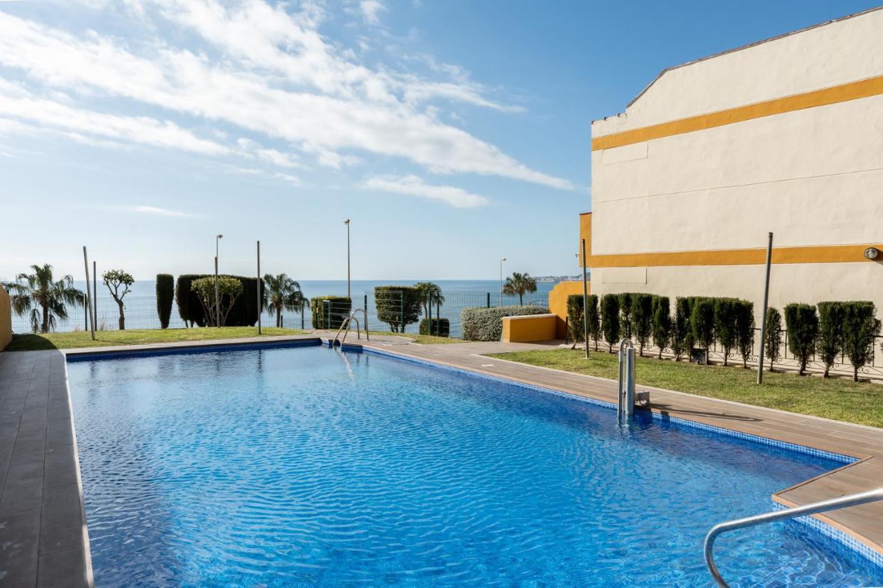 Beachside Retreat With Private Terrace Benalmadena Bagian luar foto