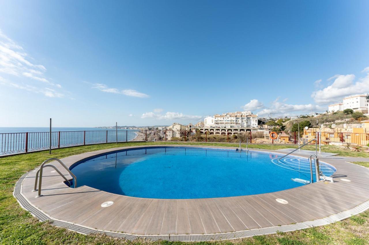 Beachside Retreat With Private Terrace Benalmadena Bagian luar foto