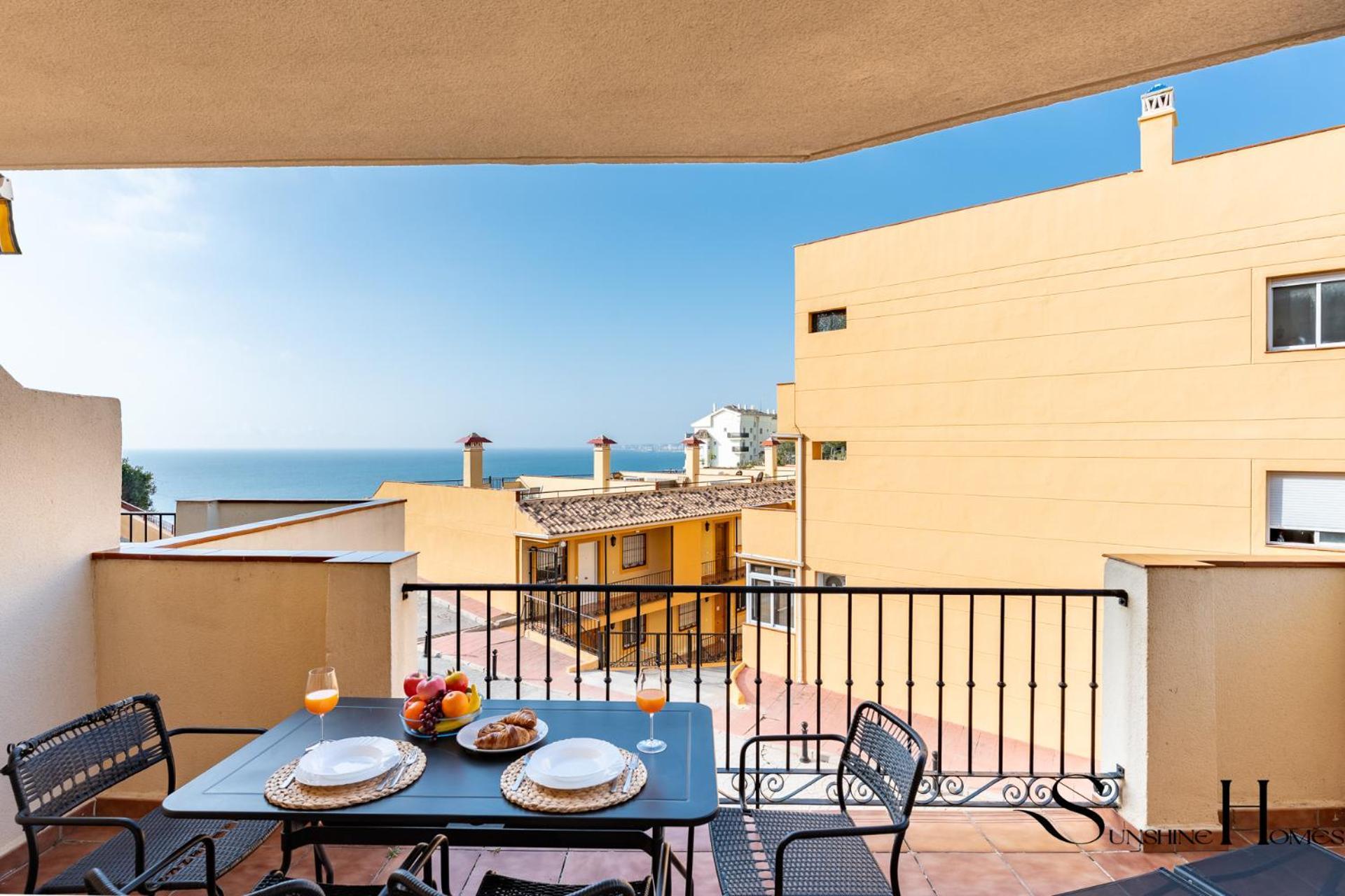 Beachside Retreat With Private Terrace Benalmadena Bagian luar foto