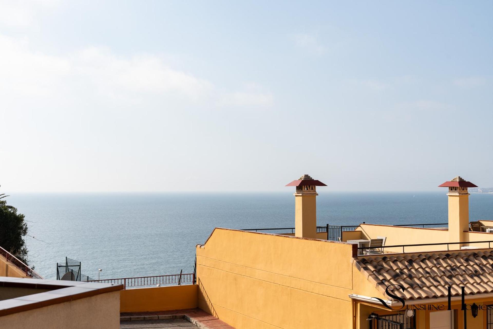 Beachside Retreat With Private Terrace Benalmadena Bagian luar foto